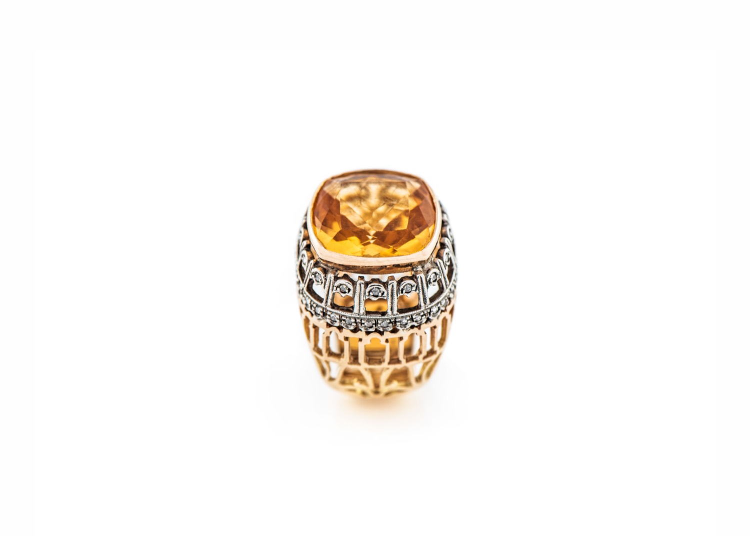 Citrine cocktail ring in yellow gold with a diamond-set gallery