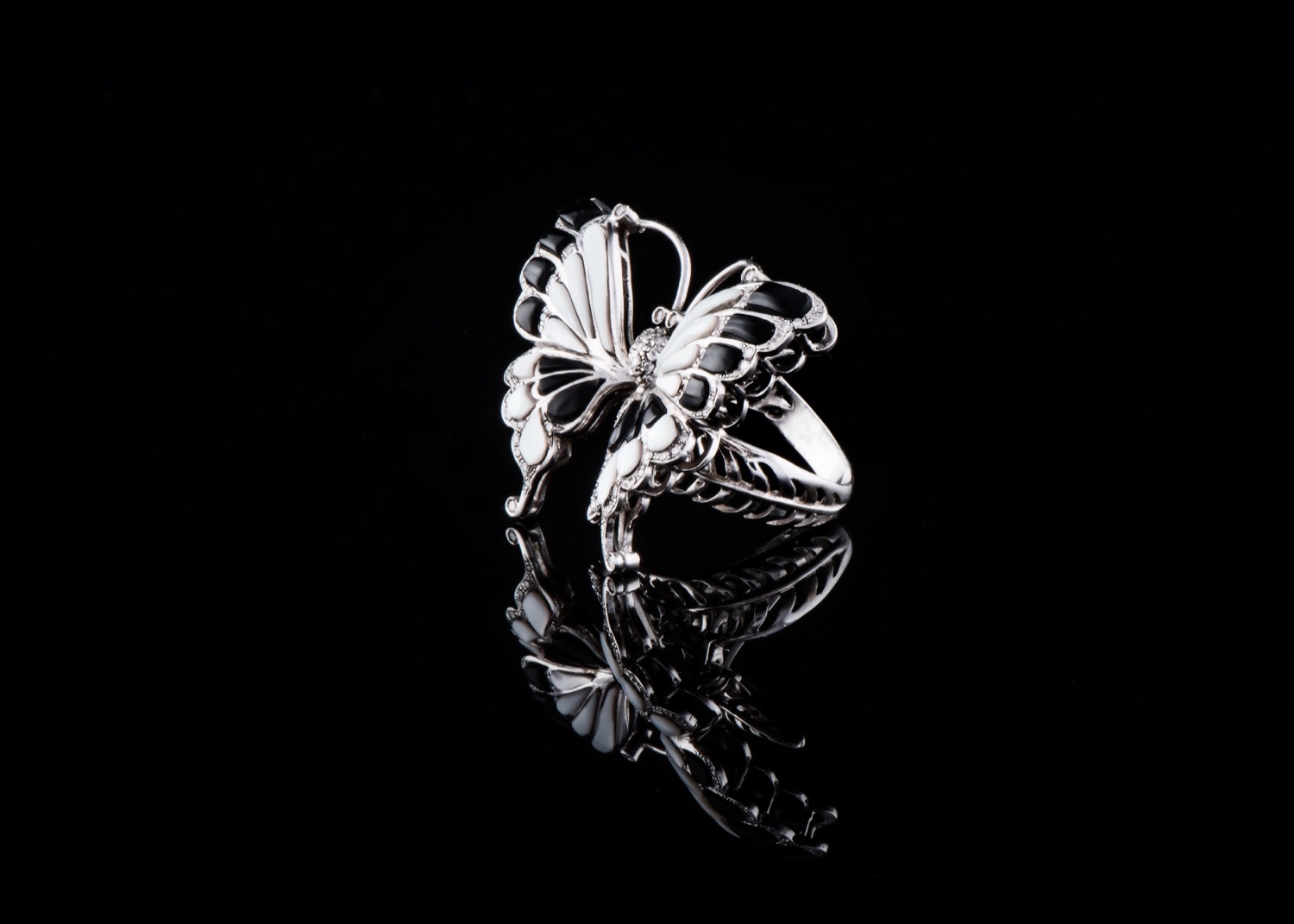 White-gold floral ring set with diamonds